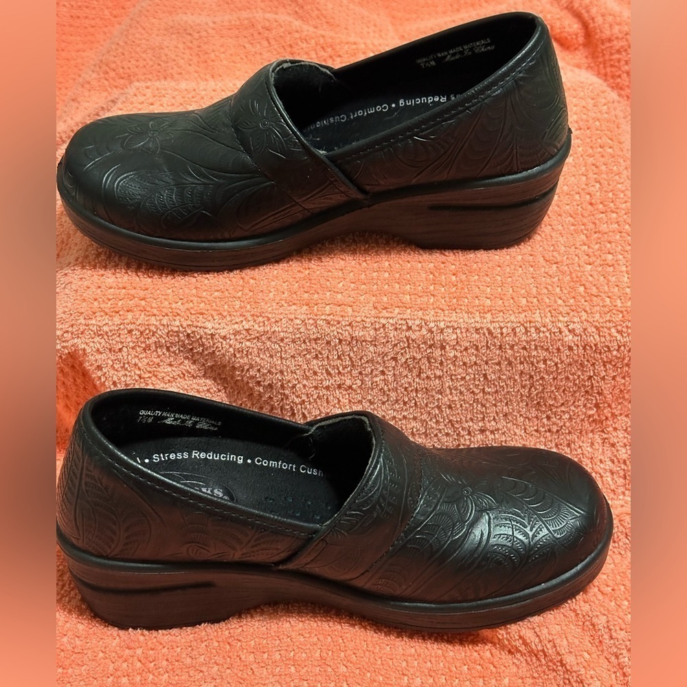 Easy Street Black Mules with Embossed Design - Picture 3 of 6